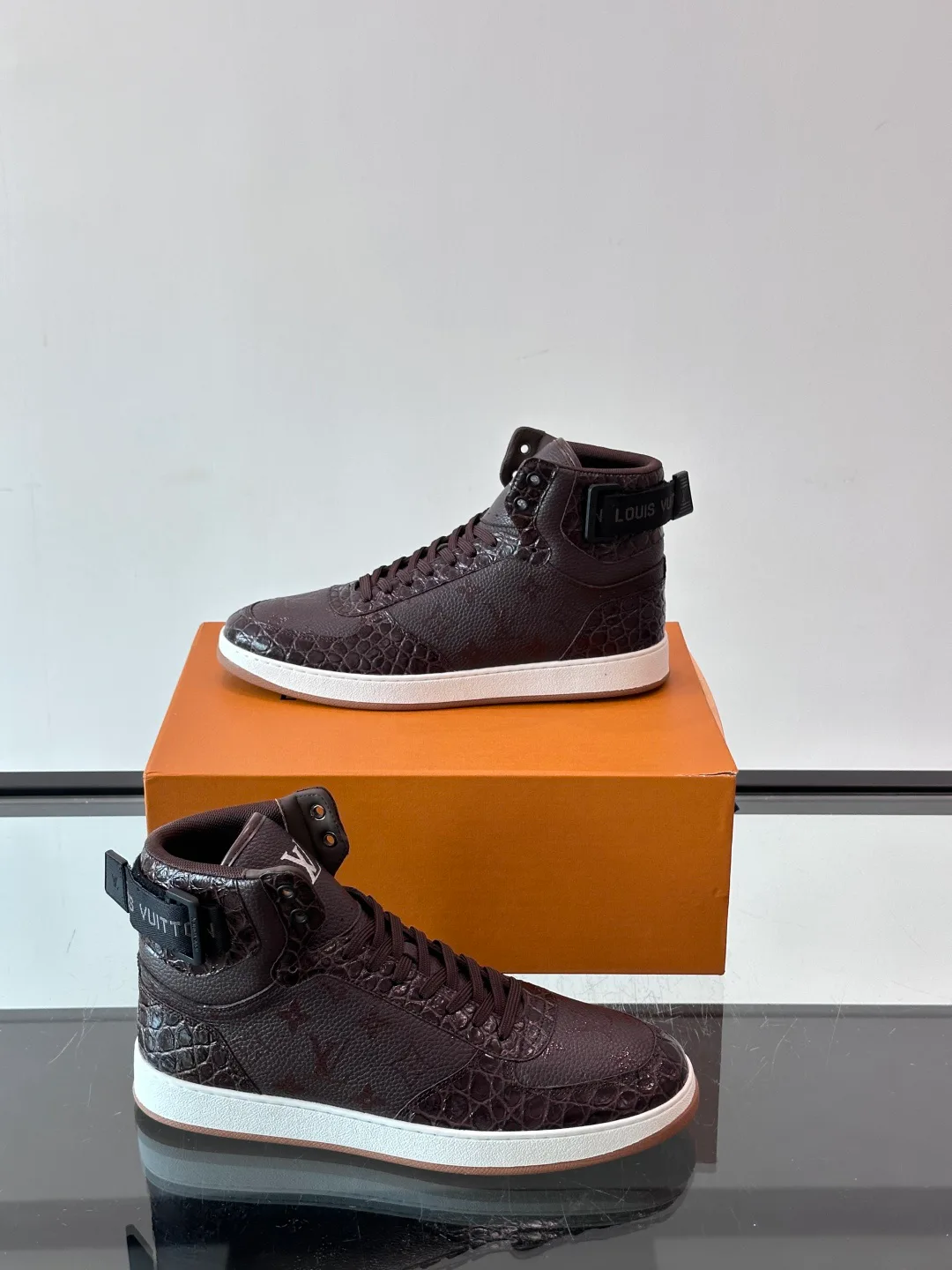 Men's Sneakers LOUIS VUITTON 18400596