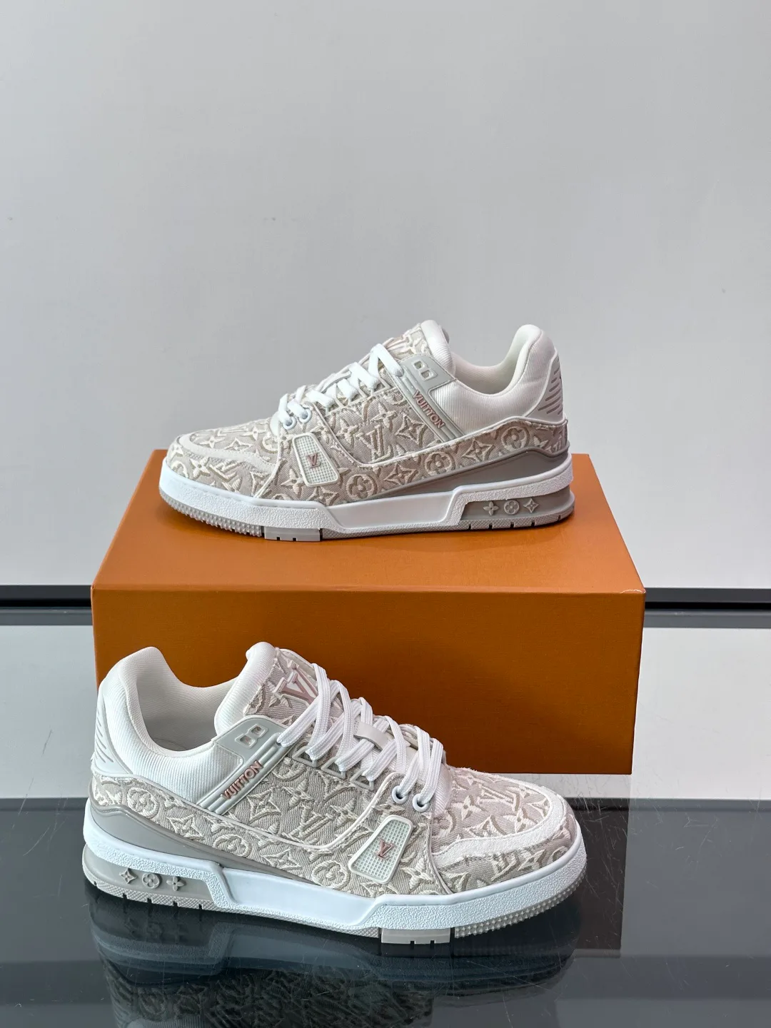 Women's Sneakers LOUIS VUITTON 18039739