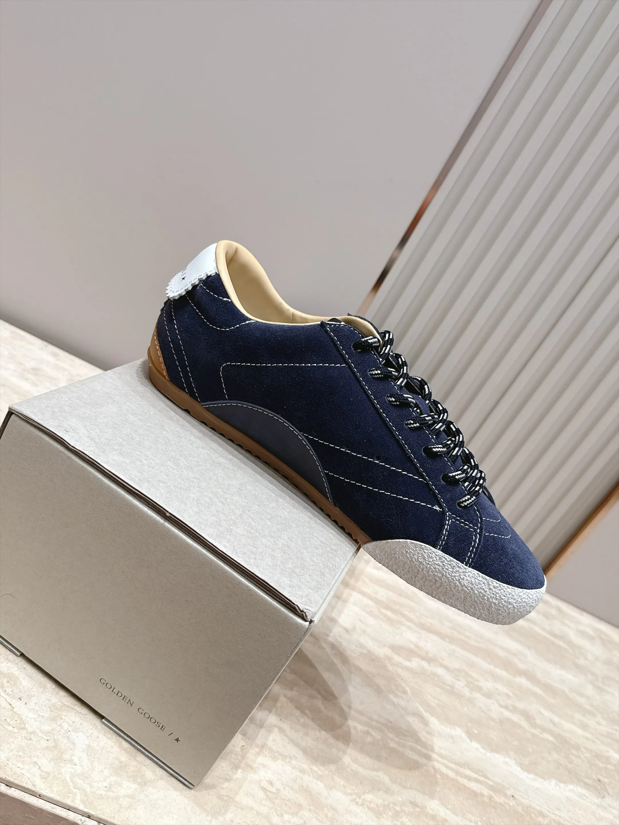 Women's Sneakers GOLDEN GOOSE 18420765