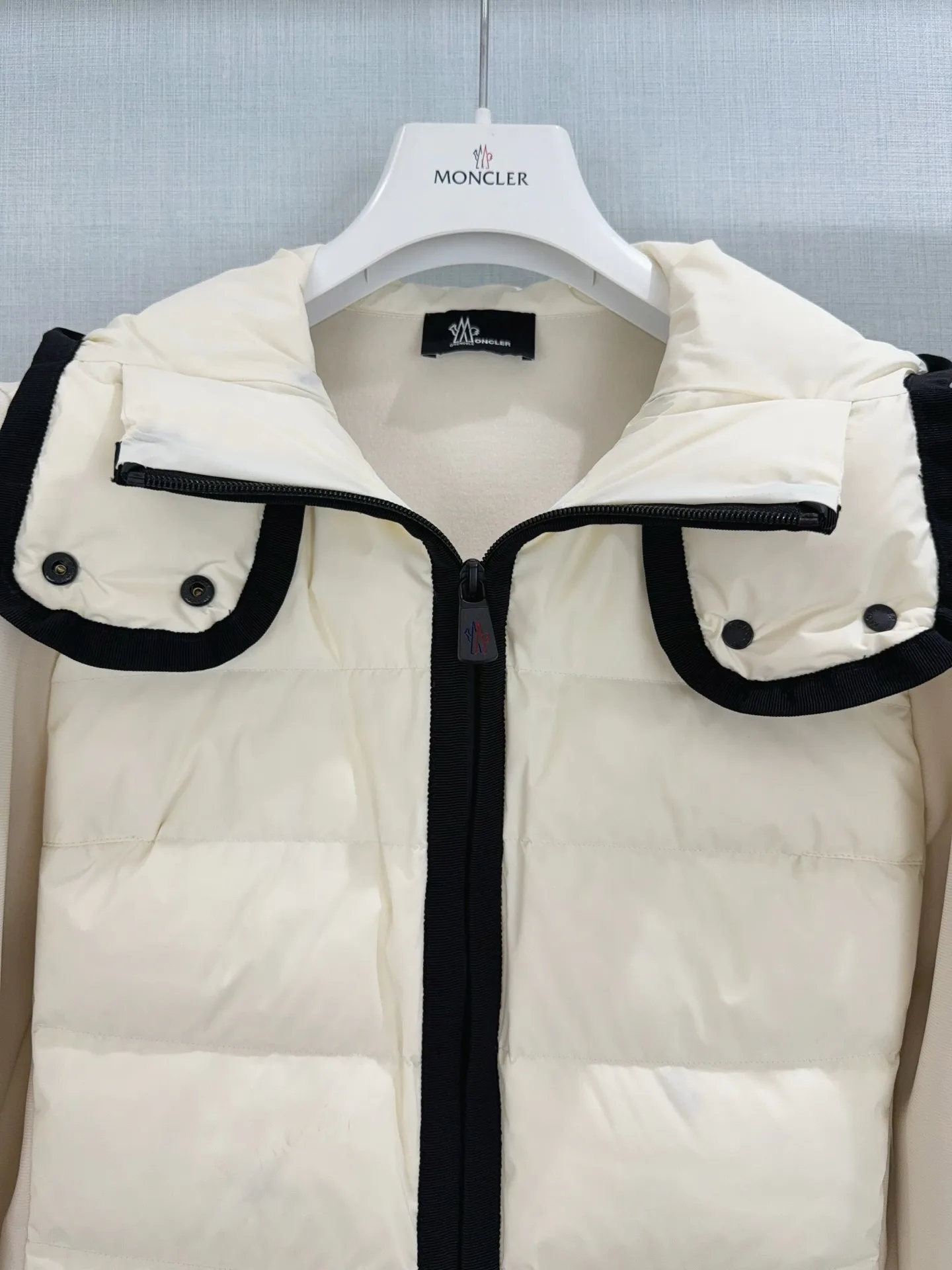 Women's Jackets And Down Jackets MONCLER 18474209