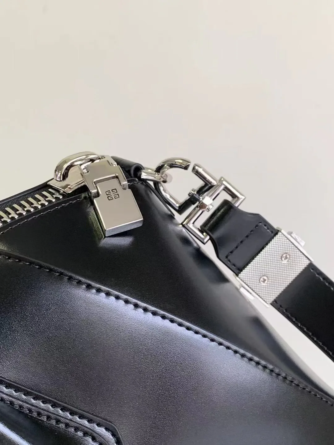 Women's Classic Handbags GIVENCHY 18452642