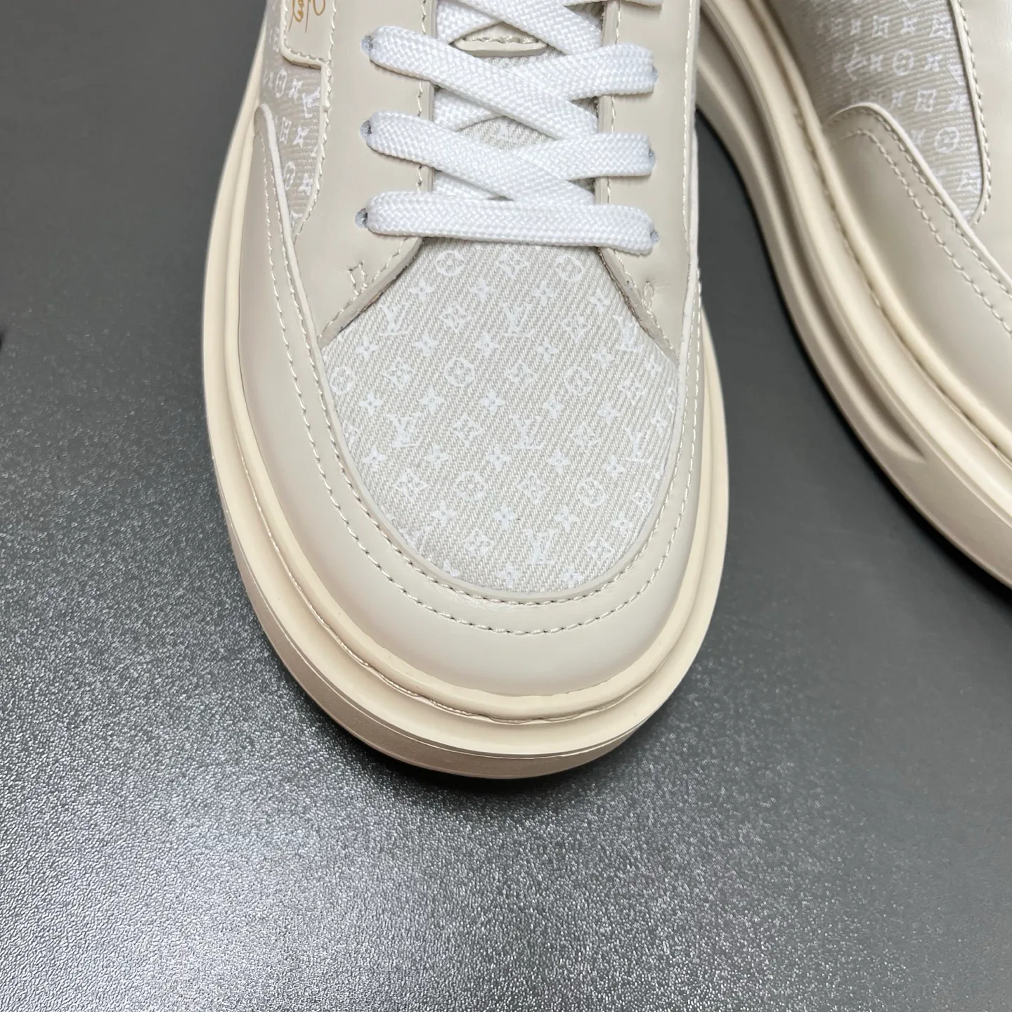 Men's Sneakers LOUIS VUITTON 18500174