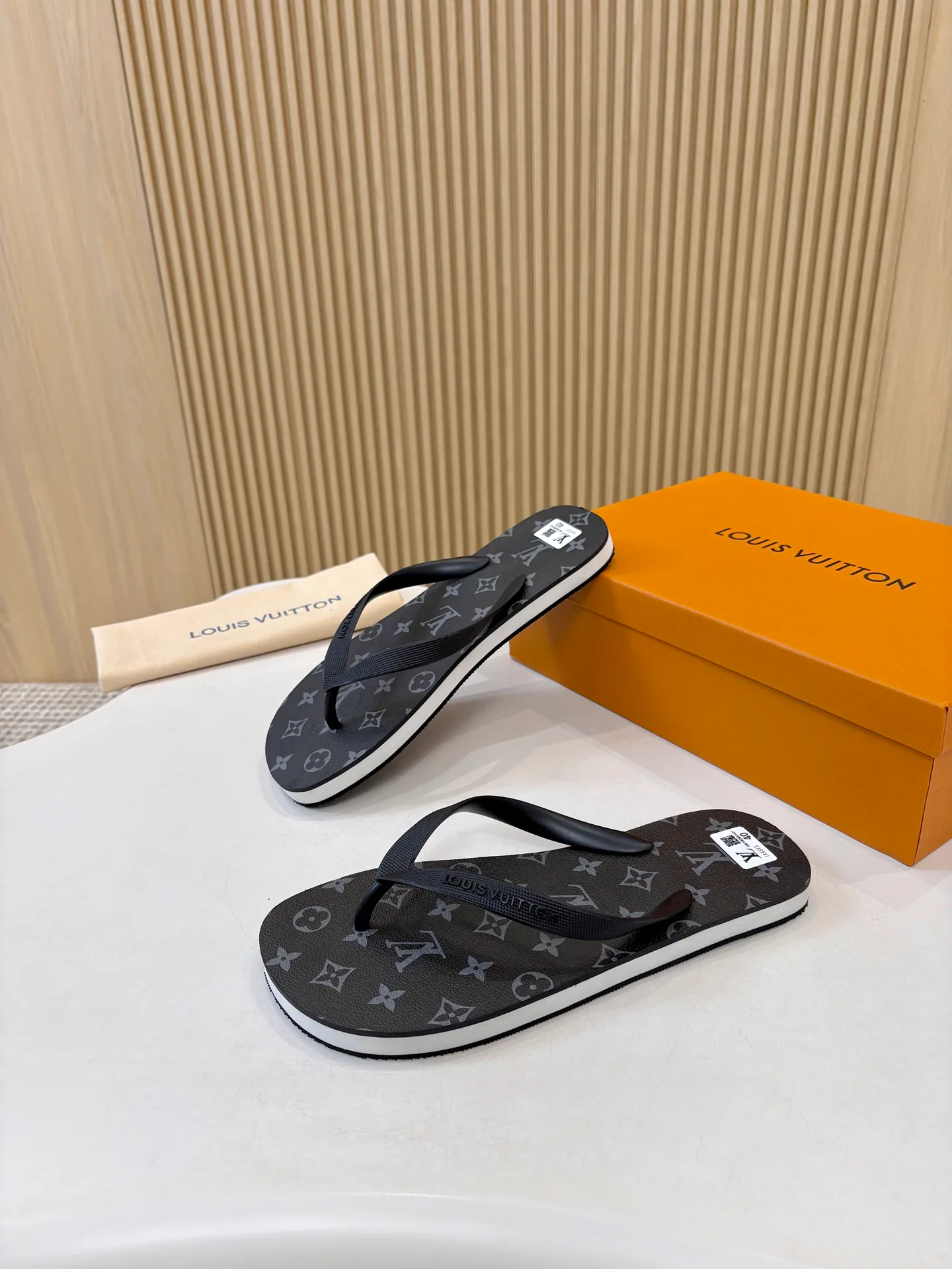 Men's Flip-Flops LOUIS VUITTON 18025536