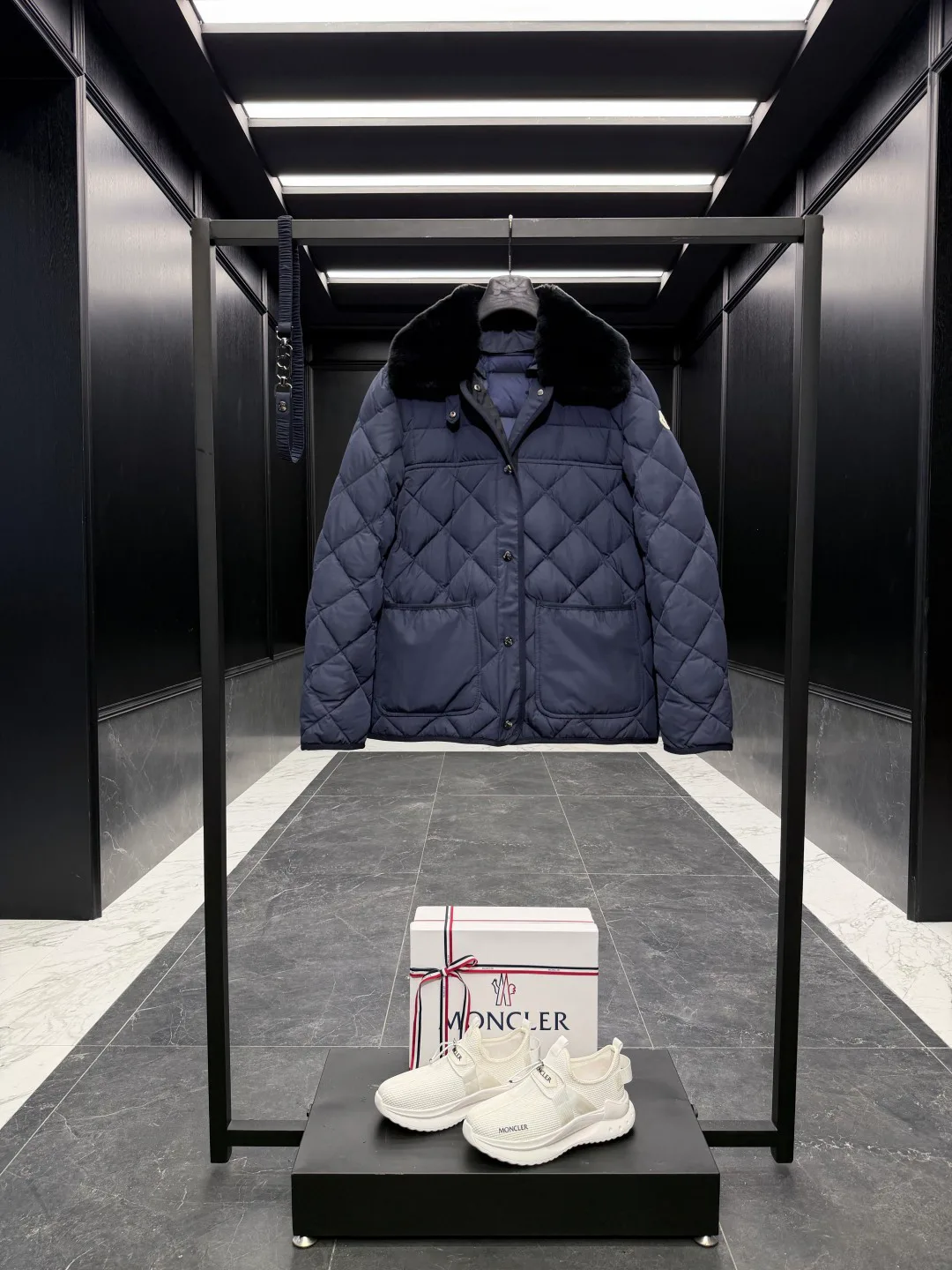 Women's Jackets And Down Jackets MONCLER 18111371