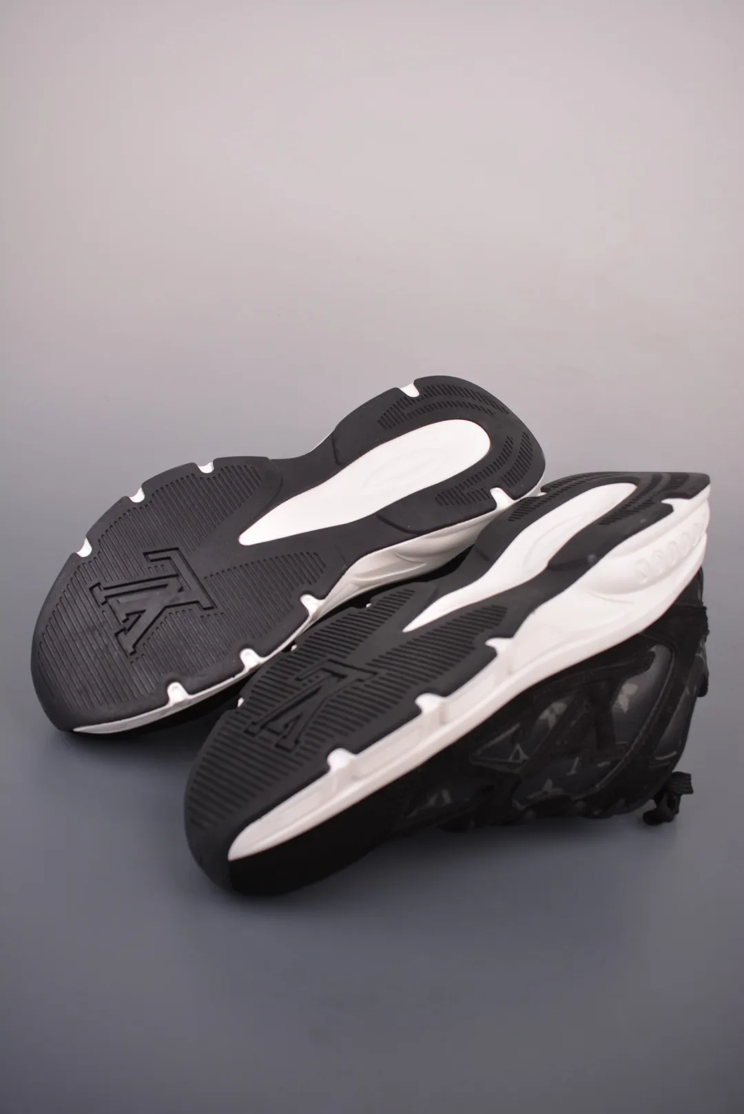 Men's Sneakers LOUIS VUITTON 17429977