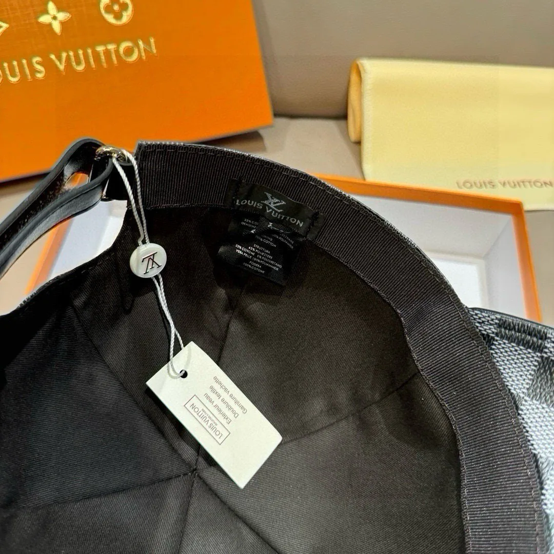 Hats LOUIS VUITTON 18105225