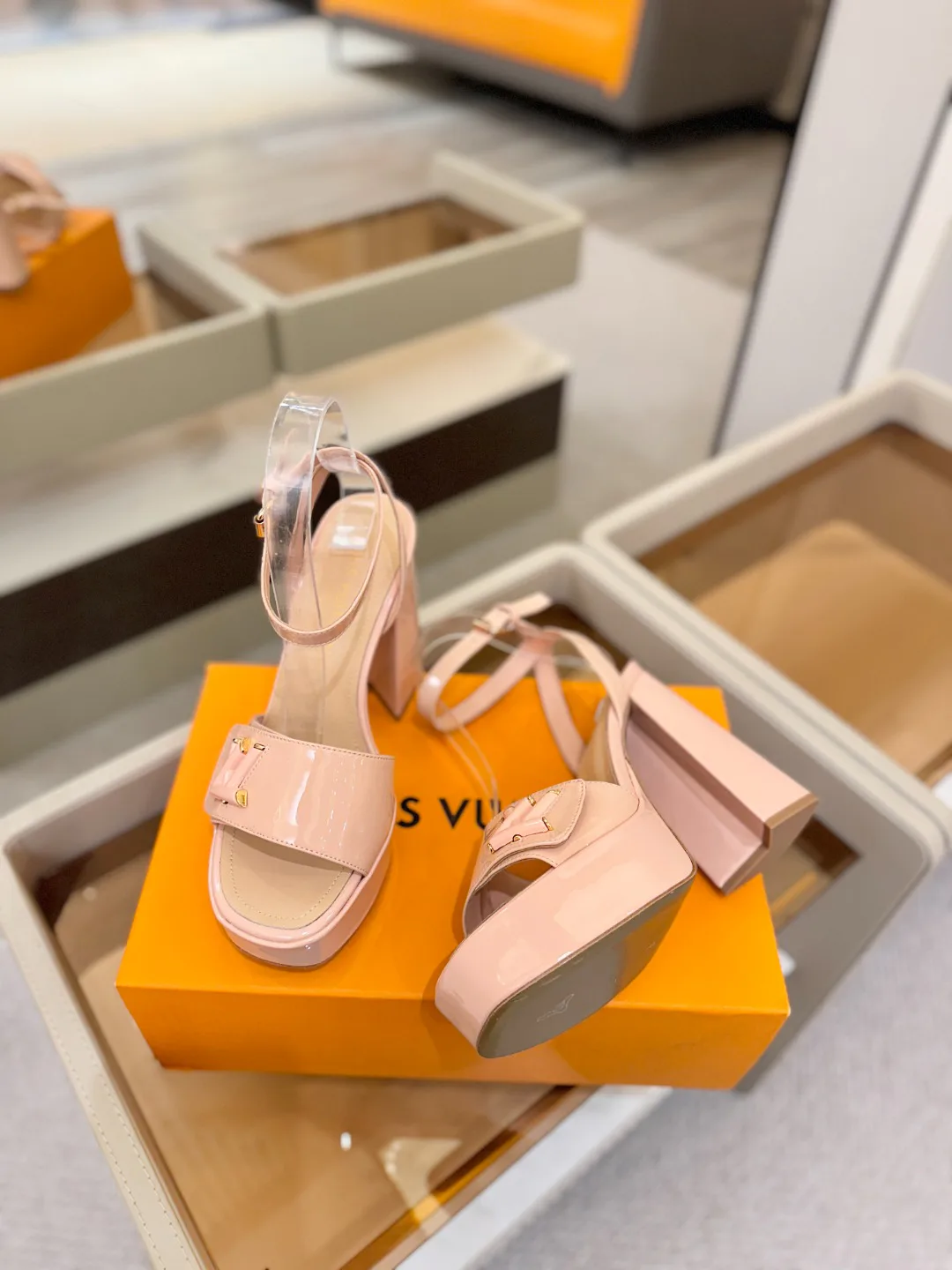 Women's Open-Toe Sandals LOUIS VUITTON 17946857