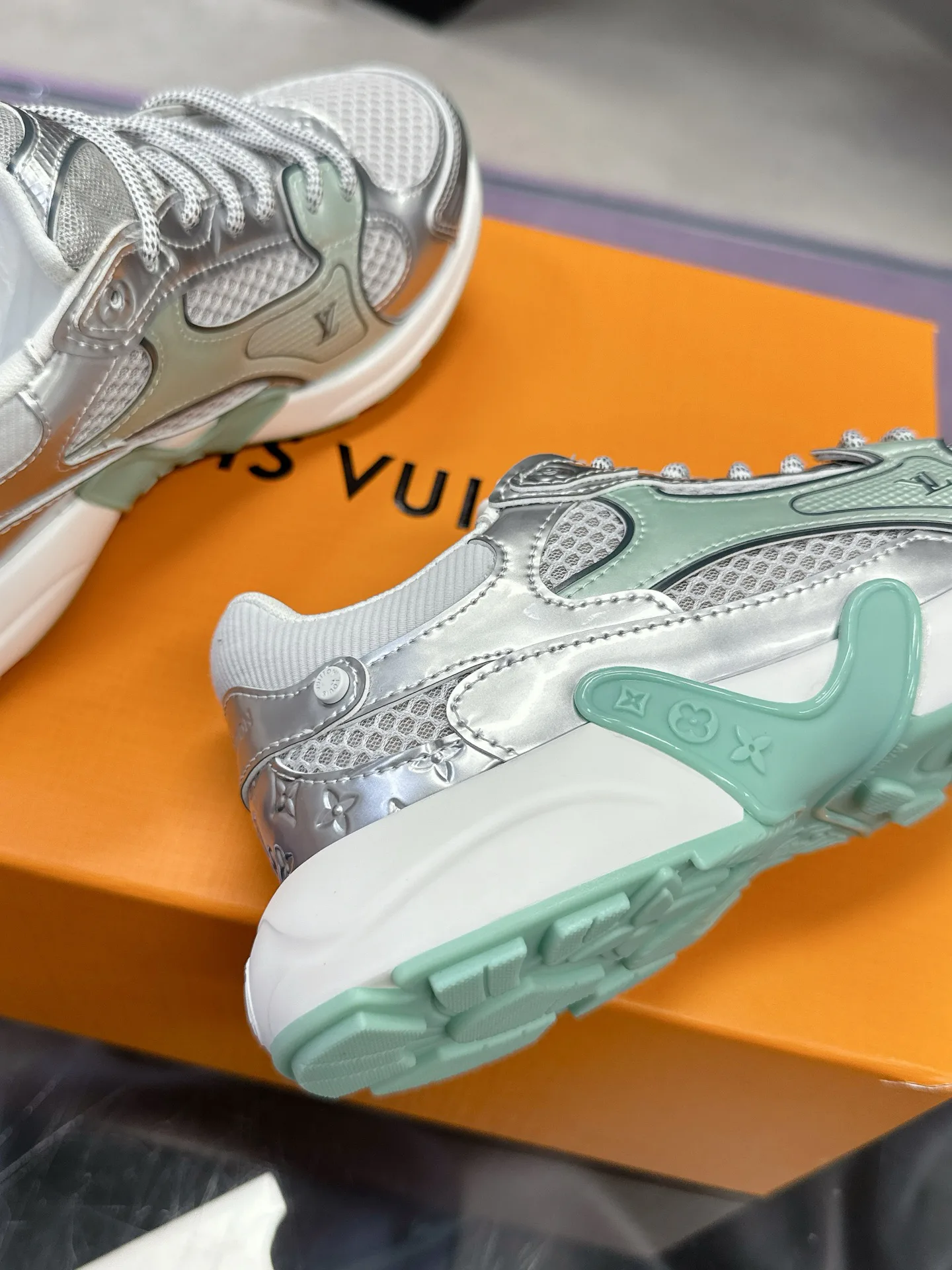 Women's Sneakers LOUIS VUITTON 17530432