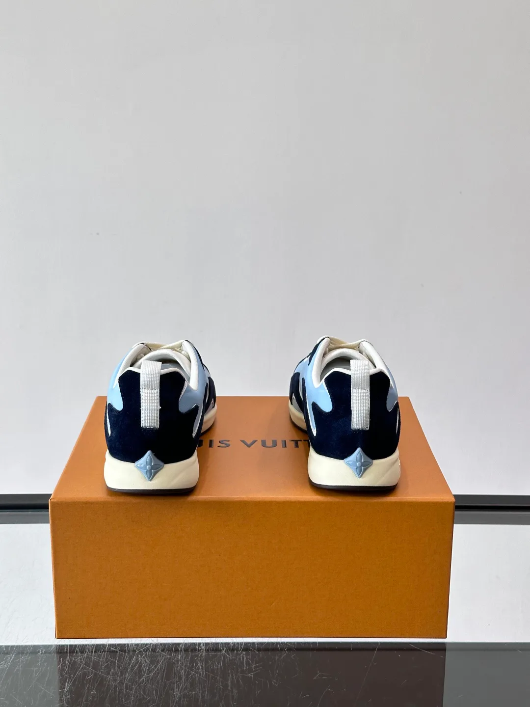 Men's Sneakers LOUIS VUITTON 17869453