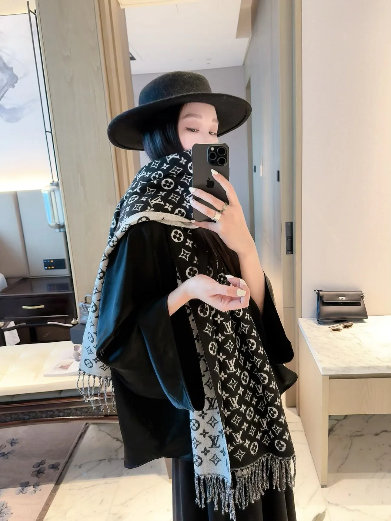 Scarves LOUIS VUITTON 18427094