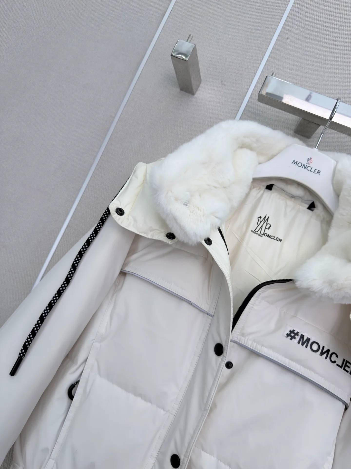 Women's Jackets And Down Jackets MONCLER 19589661