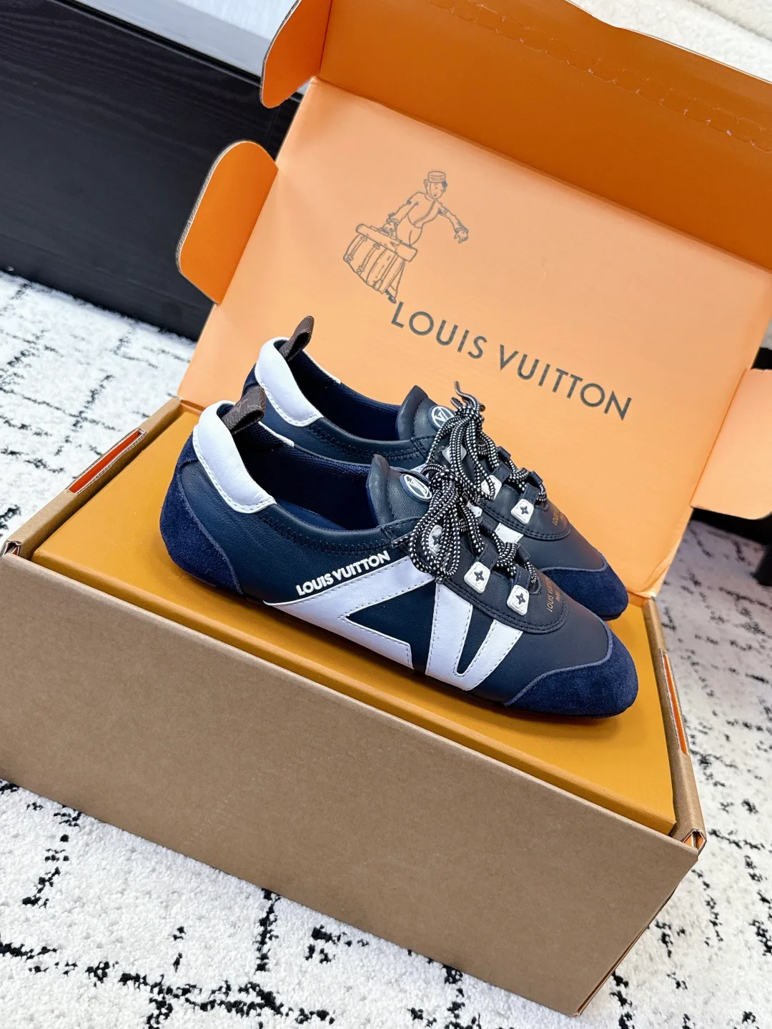 Women's Sneakers LOUIS VUITTON 18409670
