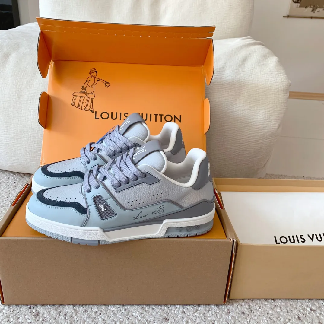 Women's Sneakers LOUIS VUITTON 17963681