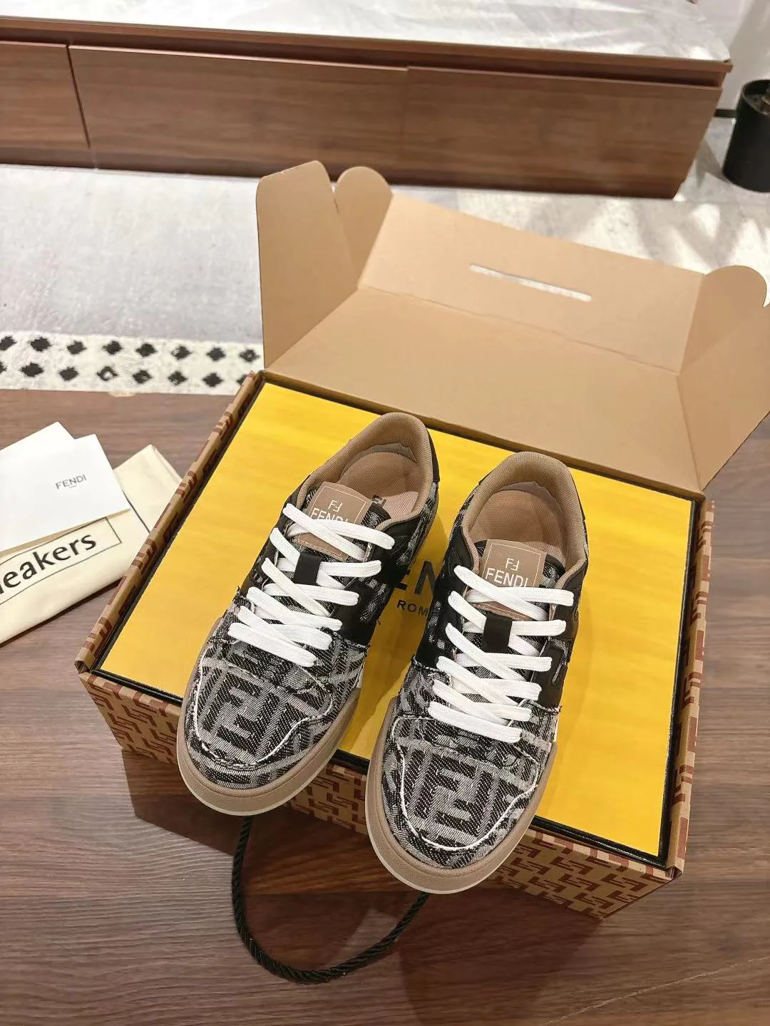 Women's Sneakers FENDI 18219621