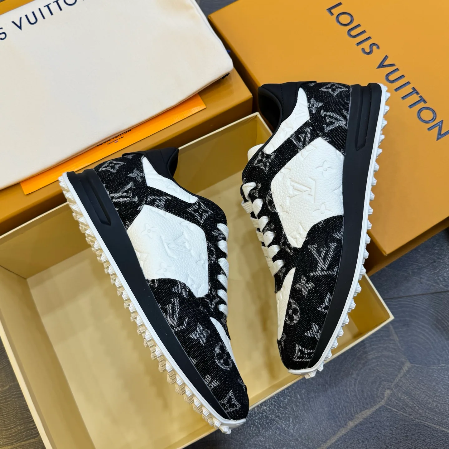 Women's Sneakers LOUIS VUITTON 17429011