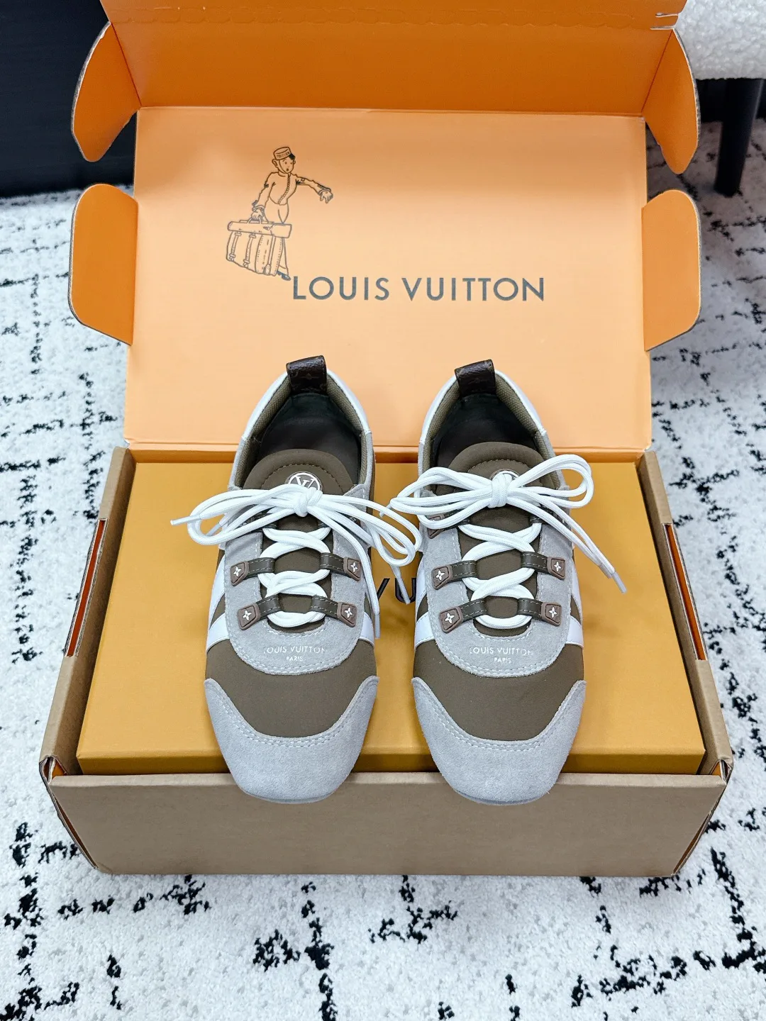 Women's Sneakers LOUIS VUITTON 18409651