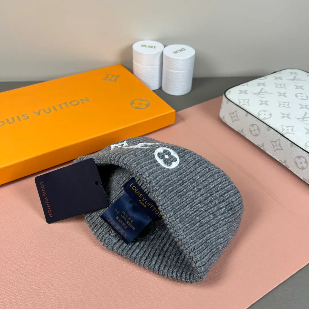 Hats LOUIS VUITTON 17879713