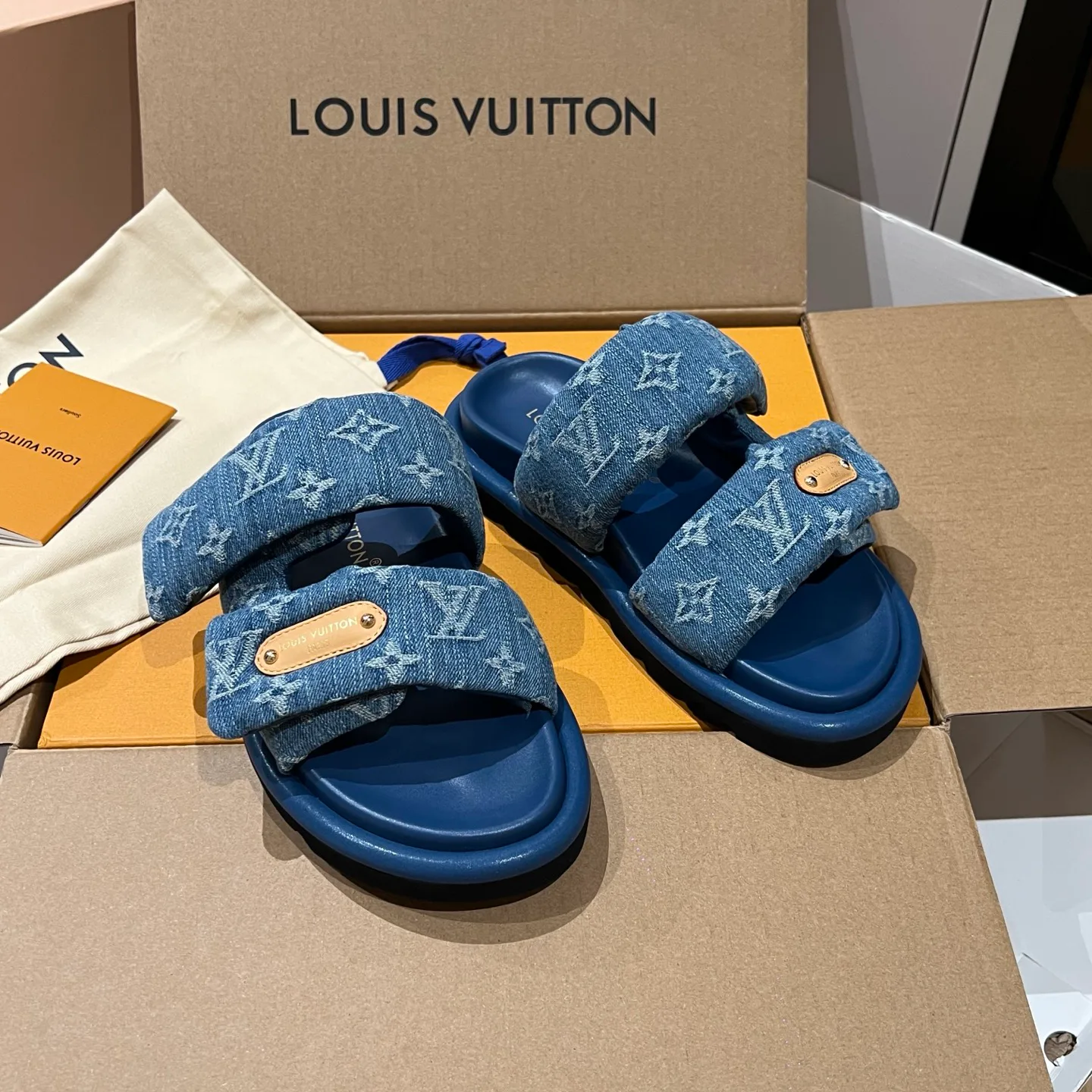 Women's Flip-Flops LOUIS VUITTON 17608427