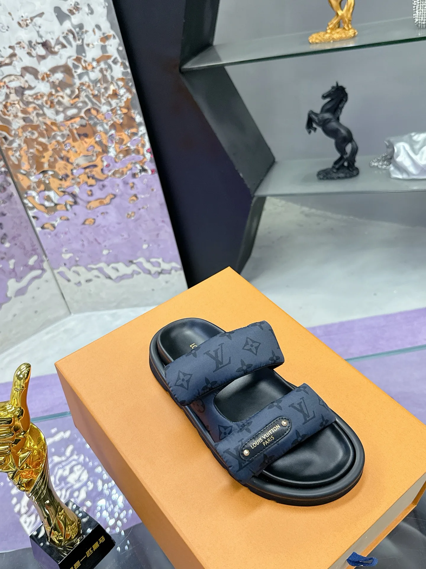 Women's Flip-Flops LOUIS VUITTON 17530458