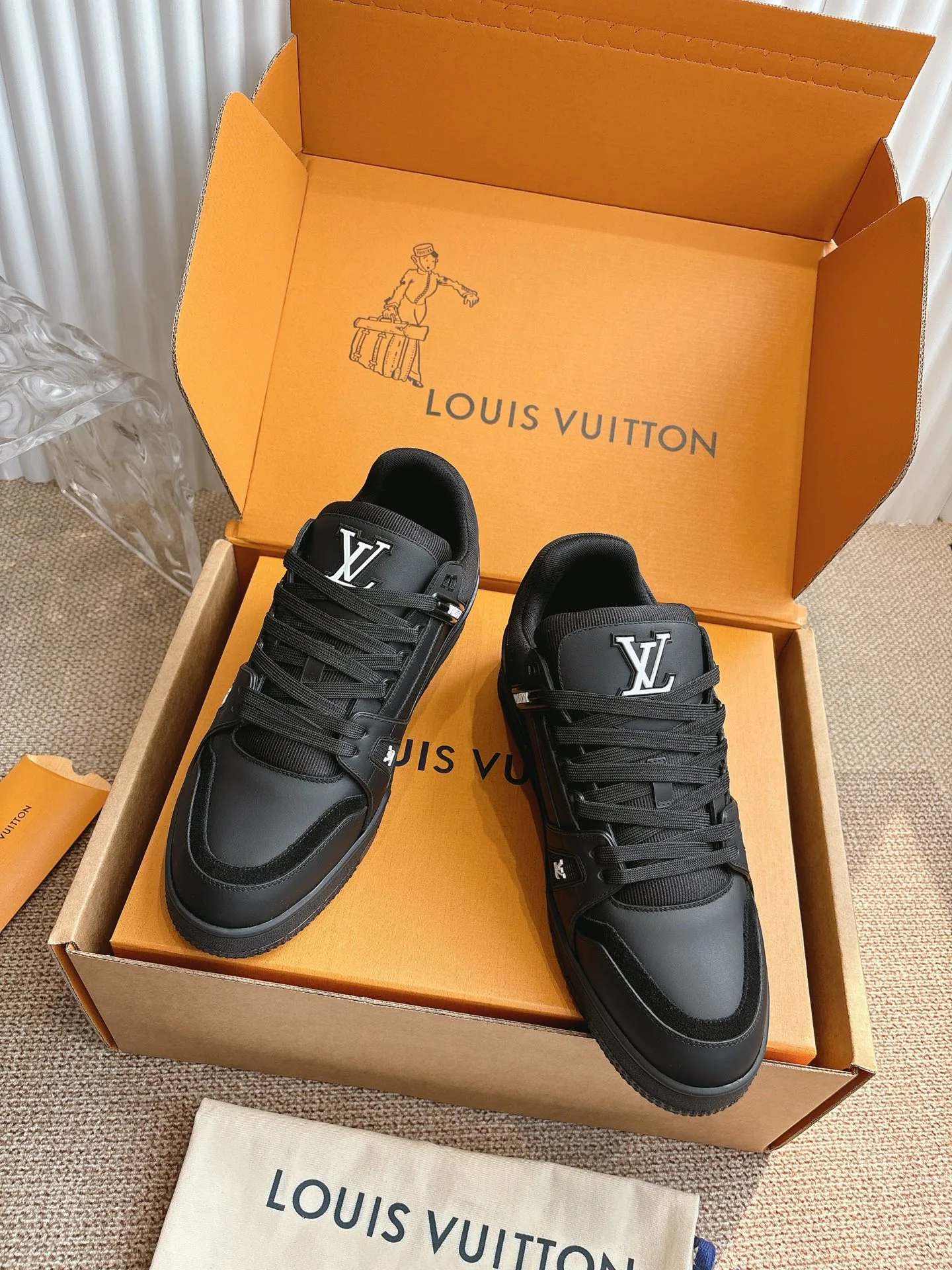 Women's Sneakers LOUIS VUITTON 18324746