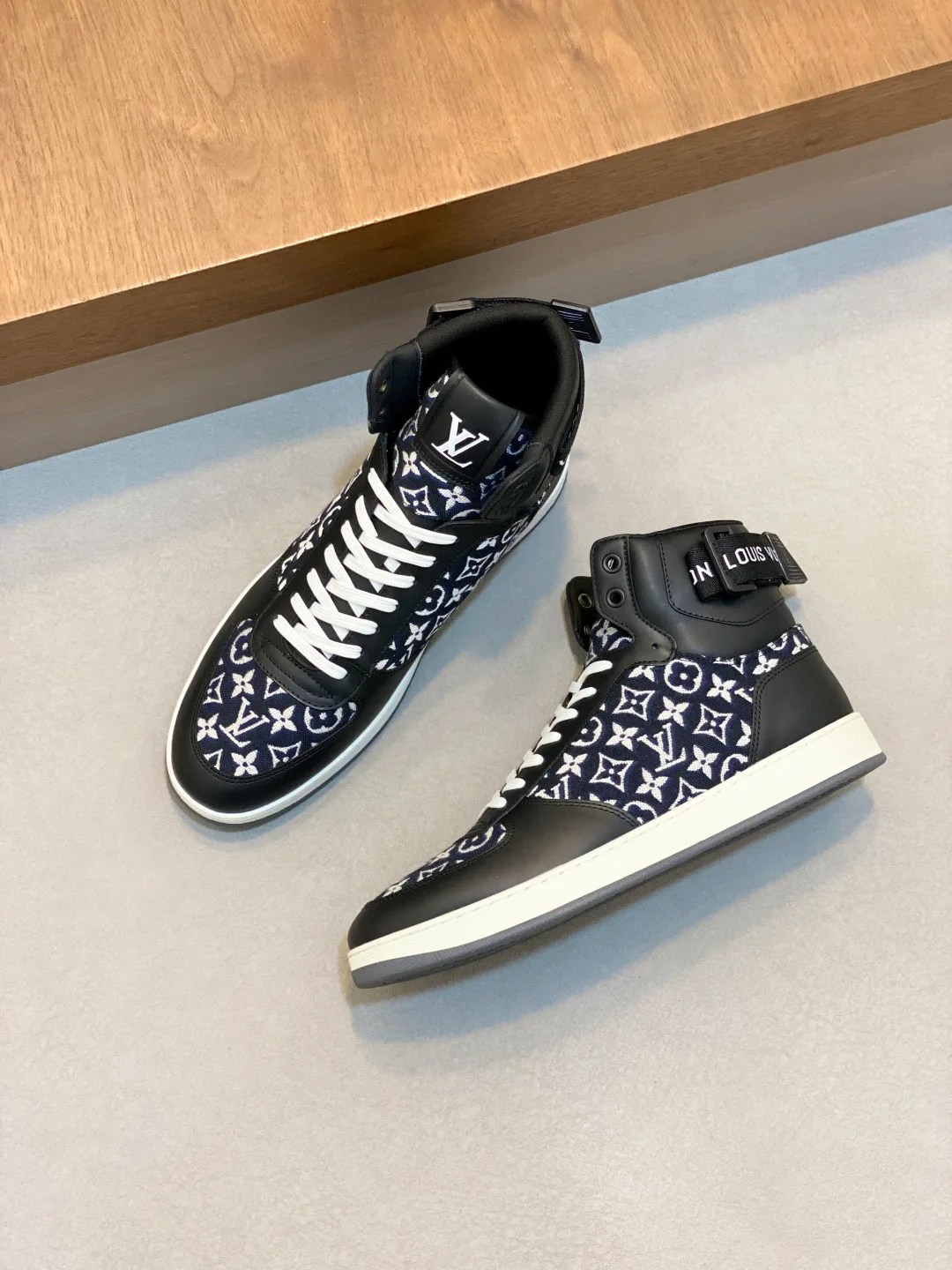 Men's Sneakers LOUIS VUITTON 18399950