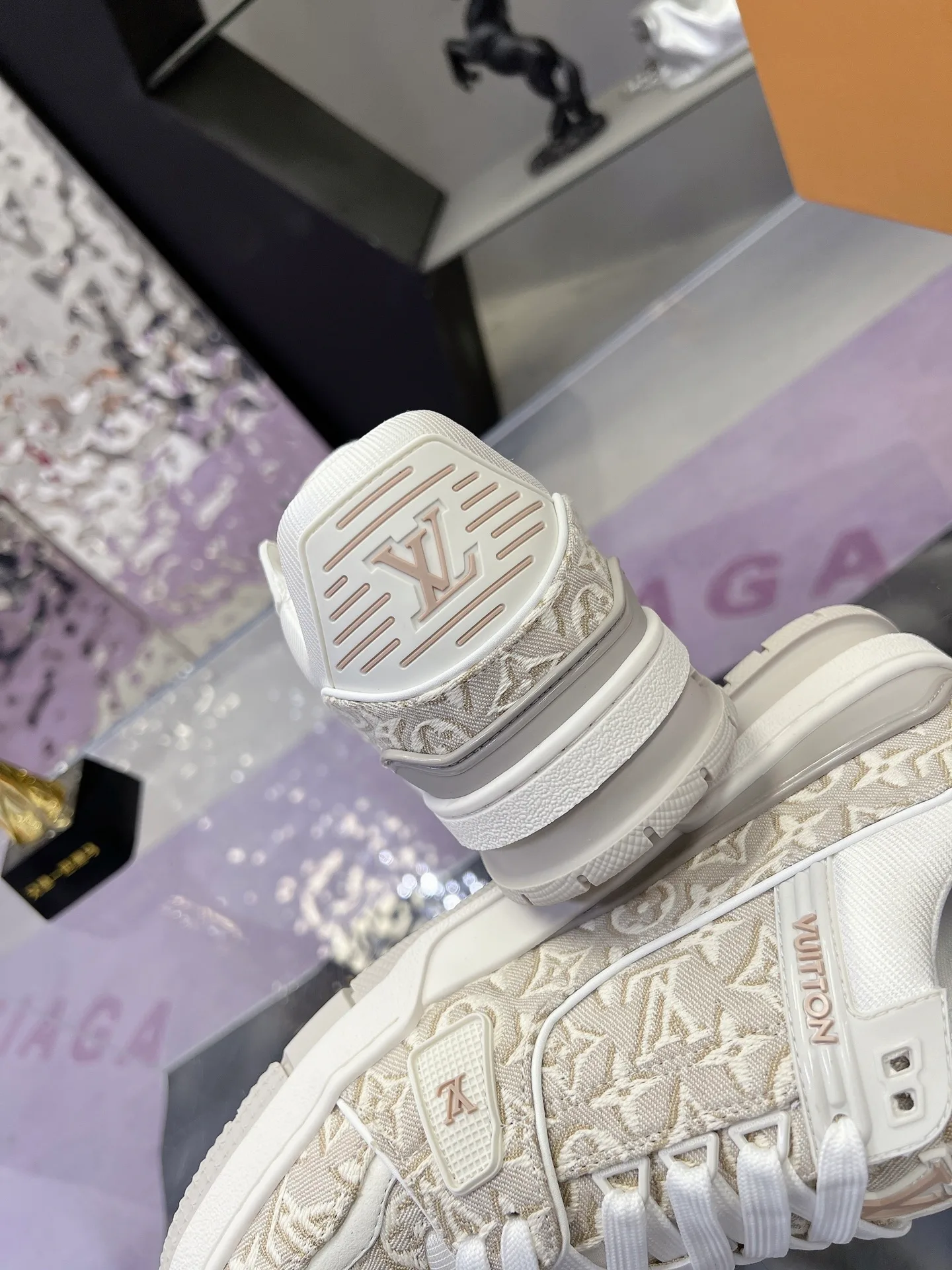 Men's Sneakers LOUIS VUITTON 17635618