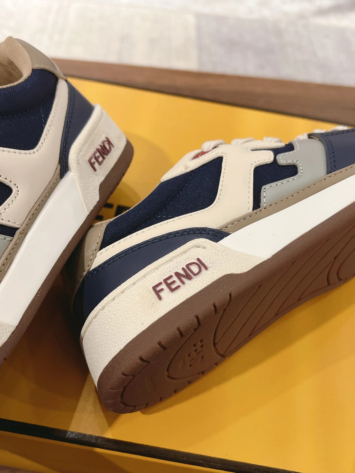 Women's Sneakers FENDI 18219546
