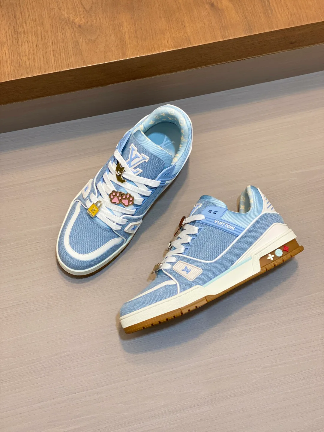 Women's Sneakers LOUIS VUITTON 18100325