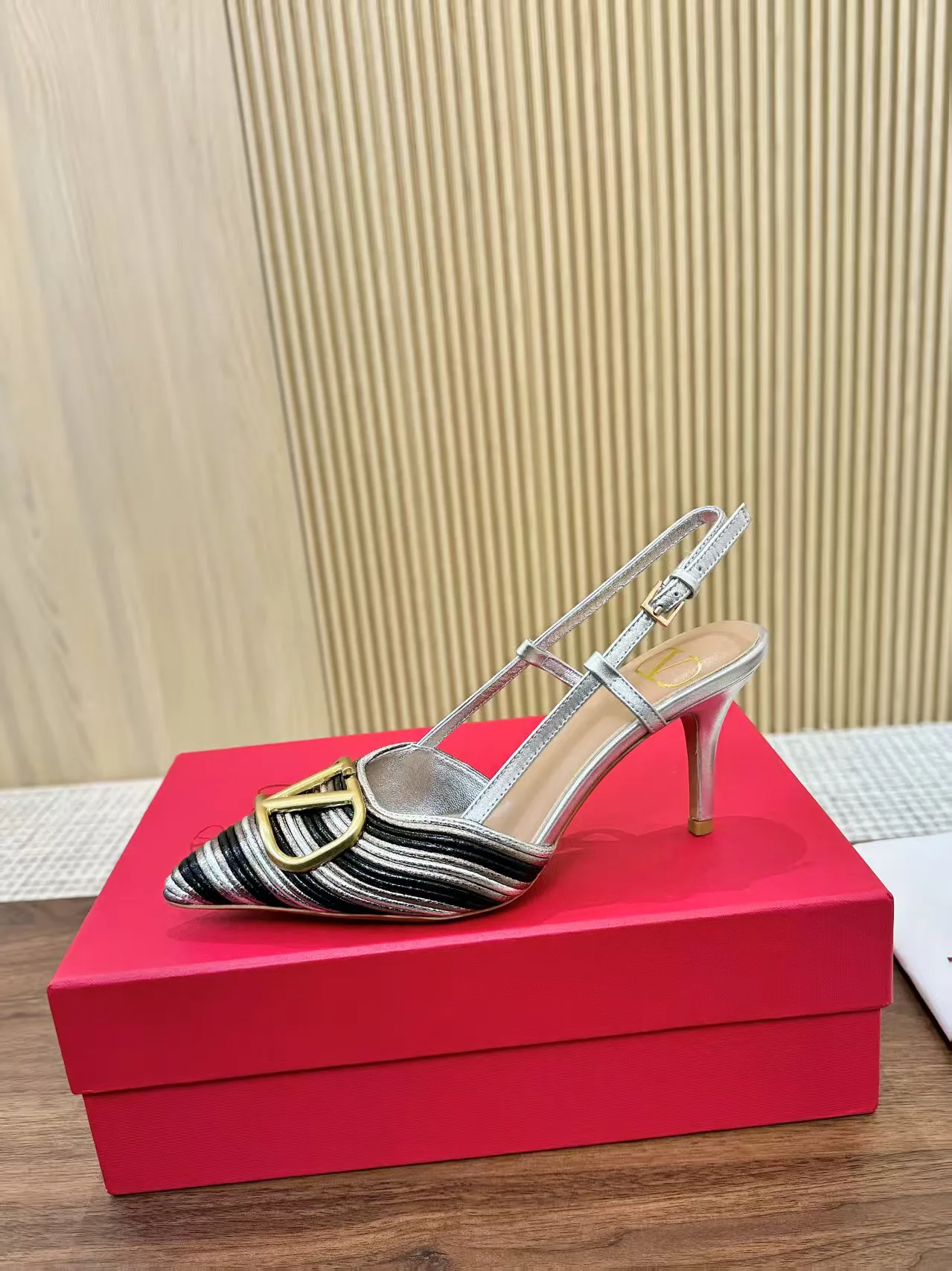 Women's Open-Toe Sandals VALENTINO 17956877