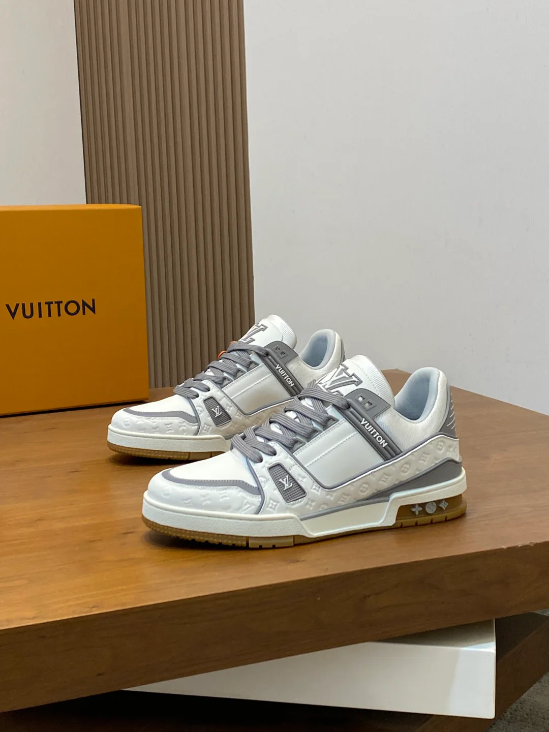 Women's Sneakers LOUIS VUITTON 18100327