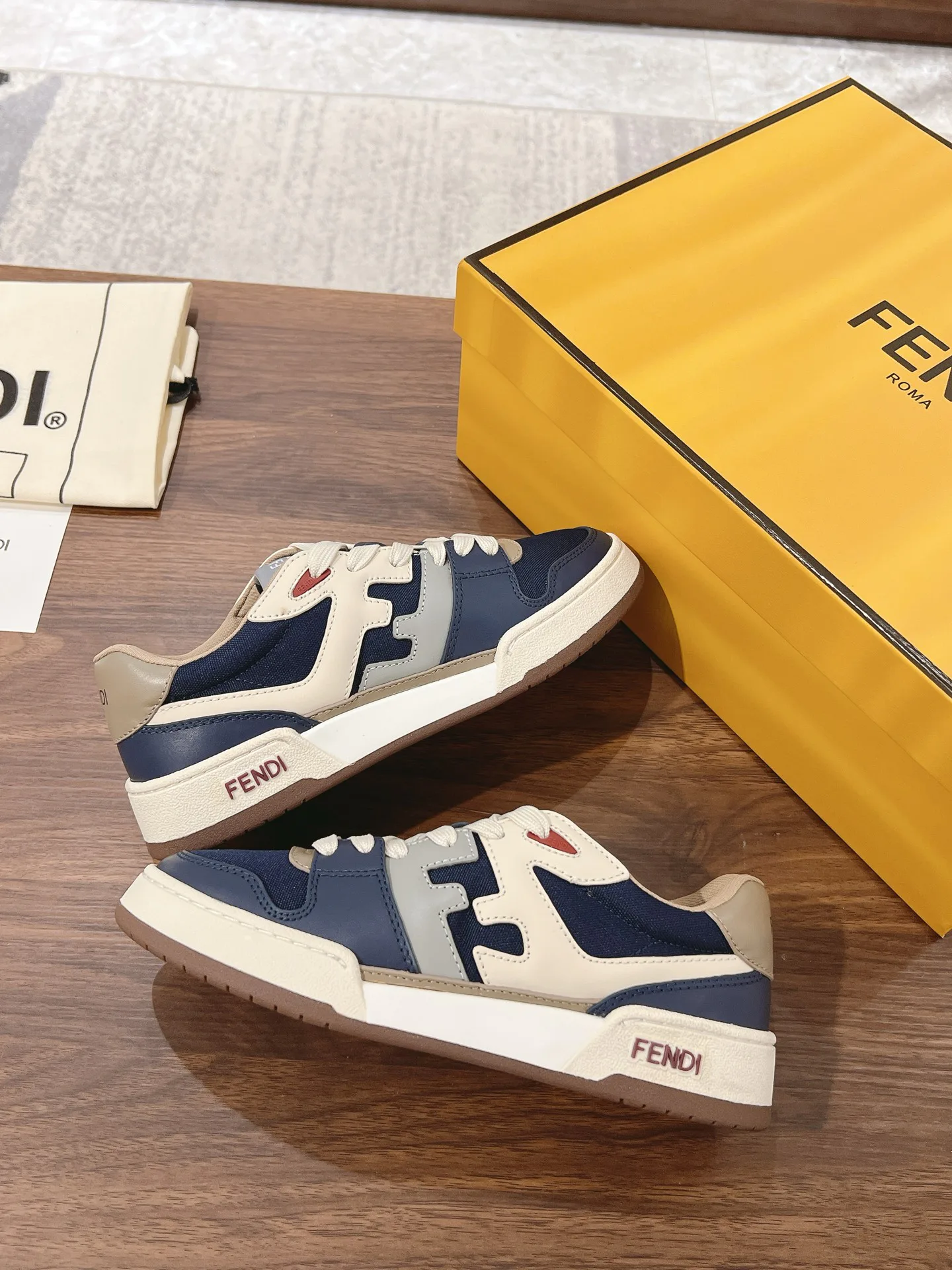 Women's Sneakers FENDI 18219546