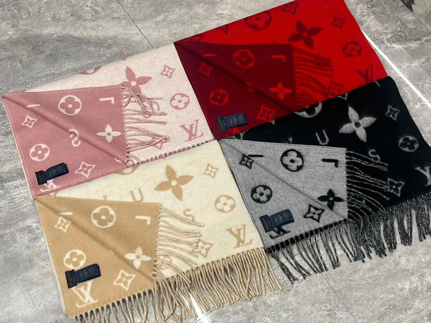 Scarves LOUIS VUITTON 18426916
