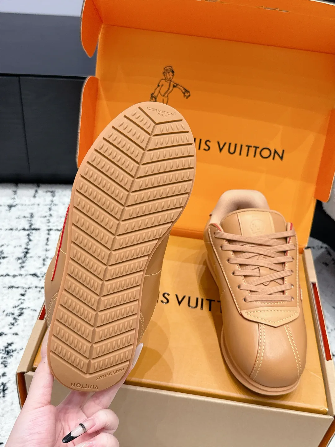 Women's Sneakers LOUIS VUITTON 18406489