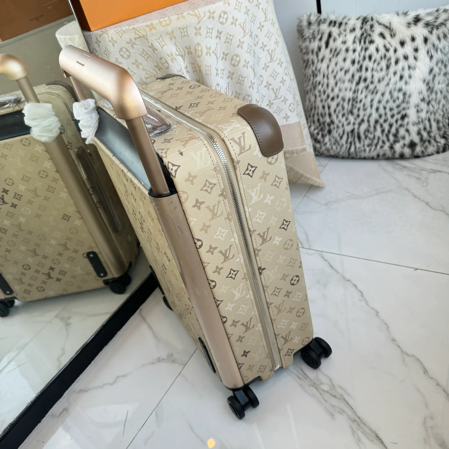Suitcases LOUIS VUITTON 17675231