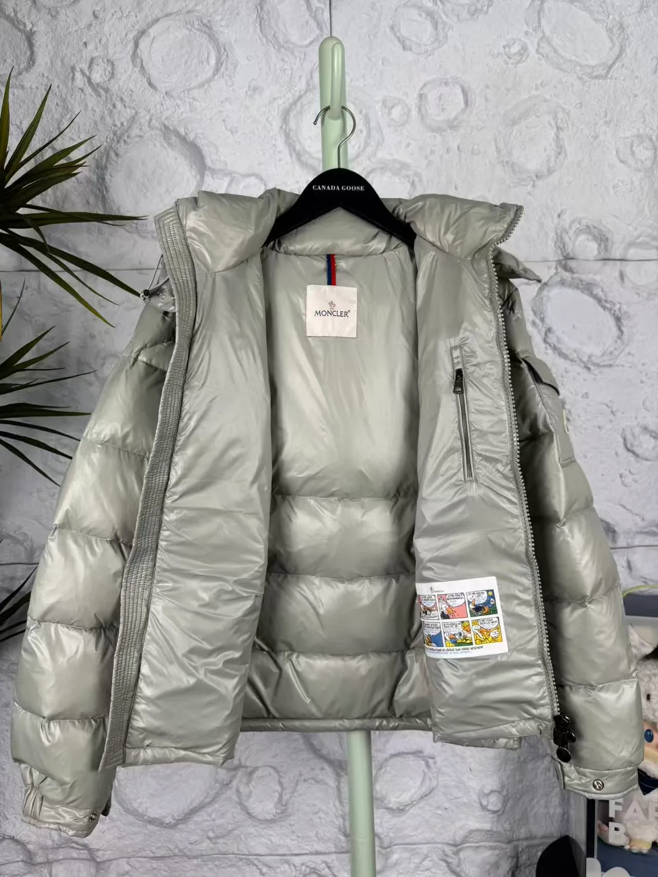 Women's Jackets And Down Jackets MONCLER 18048714