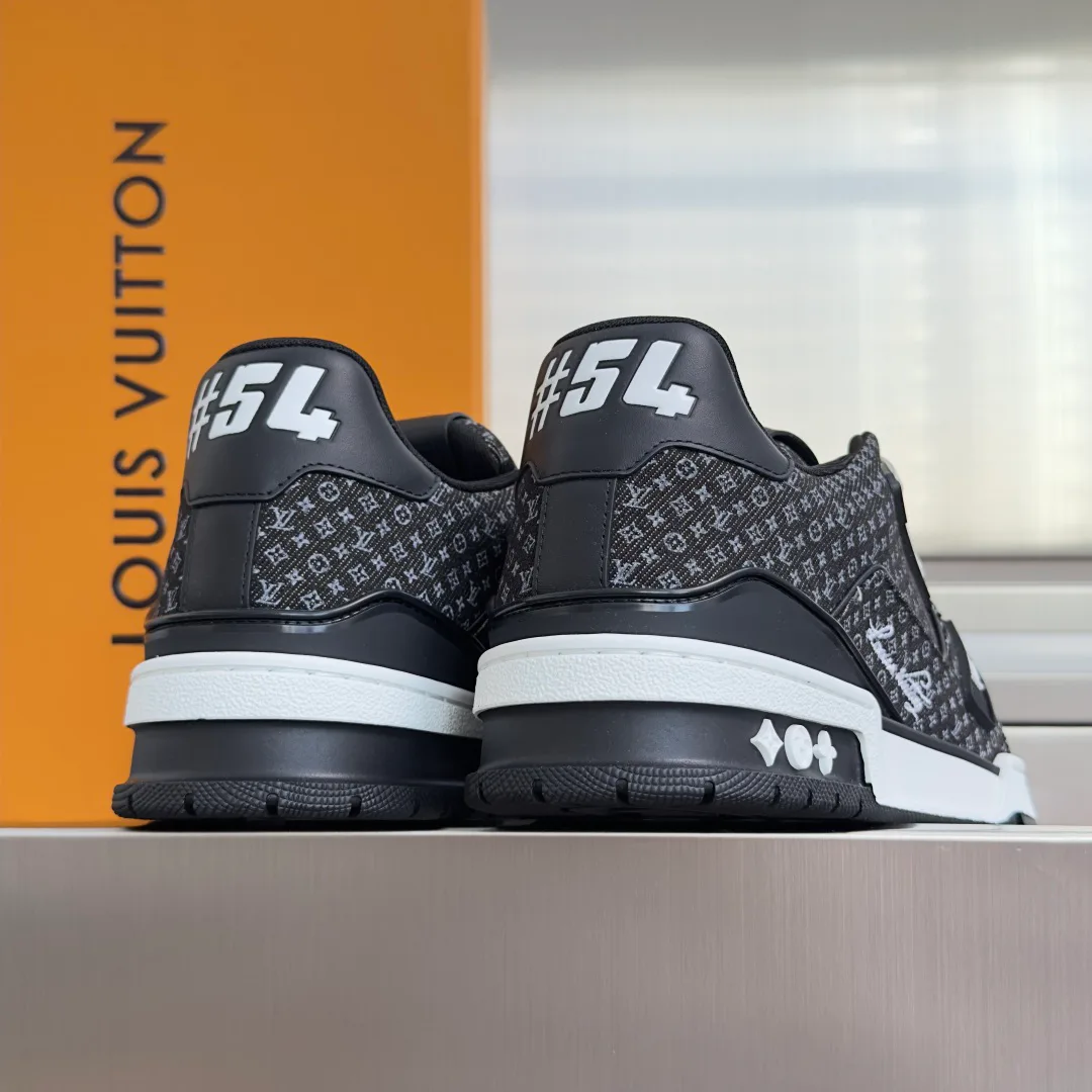Men's Sneakers LOUIS VUITTON 18092951