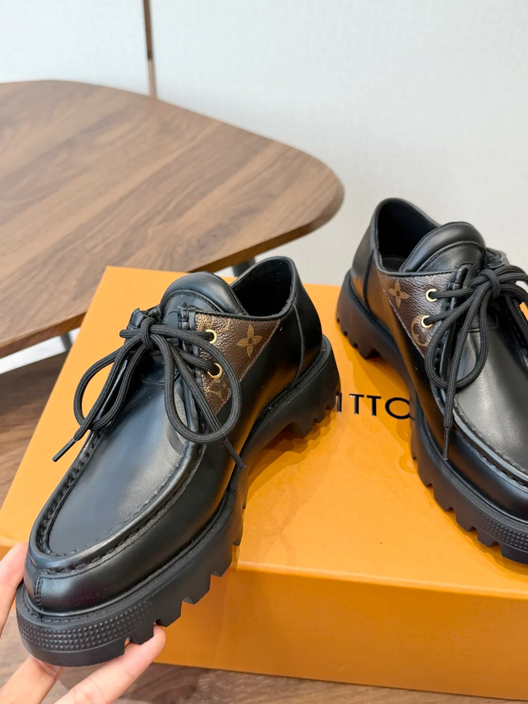 Women's Loafers And Moccasins LOUIS VUITTON 17879637