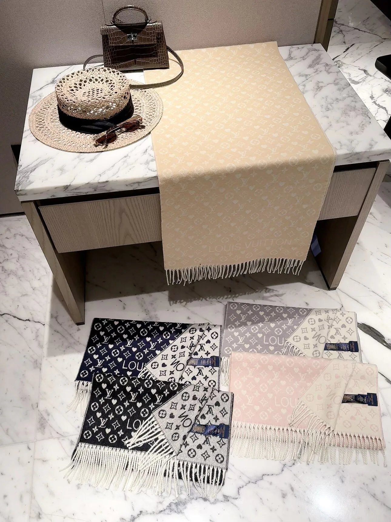 Scarves LOUIS VUITTON 18450152