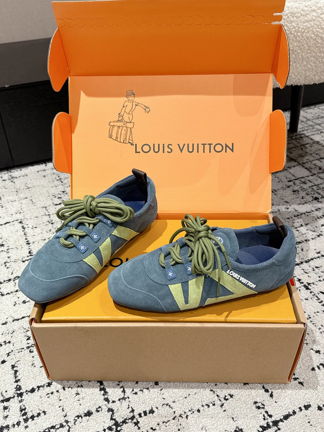 Women's Sneakers LOUIS VUITTON 18409713