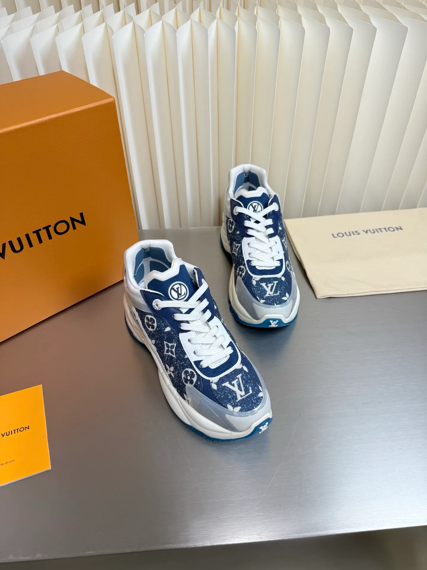 Women's Sneakers LOUIS VUITTON 17873174