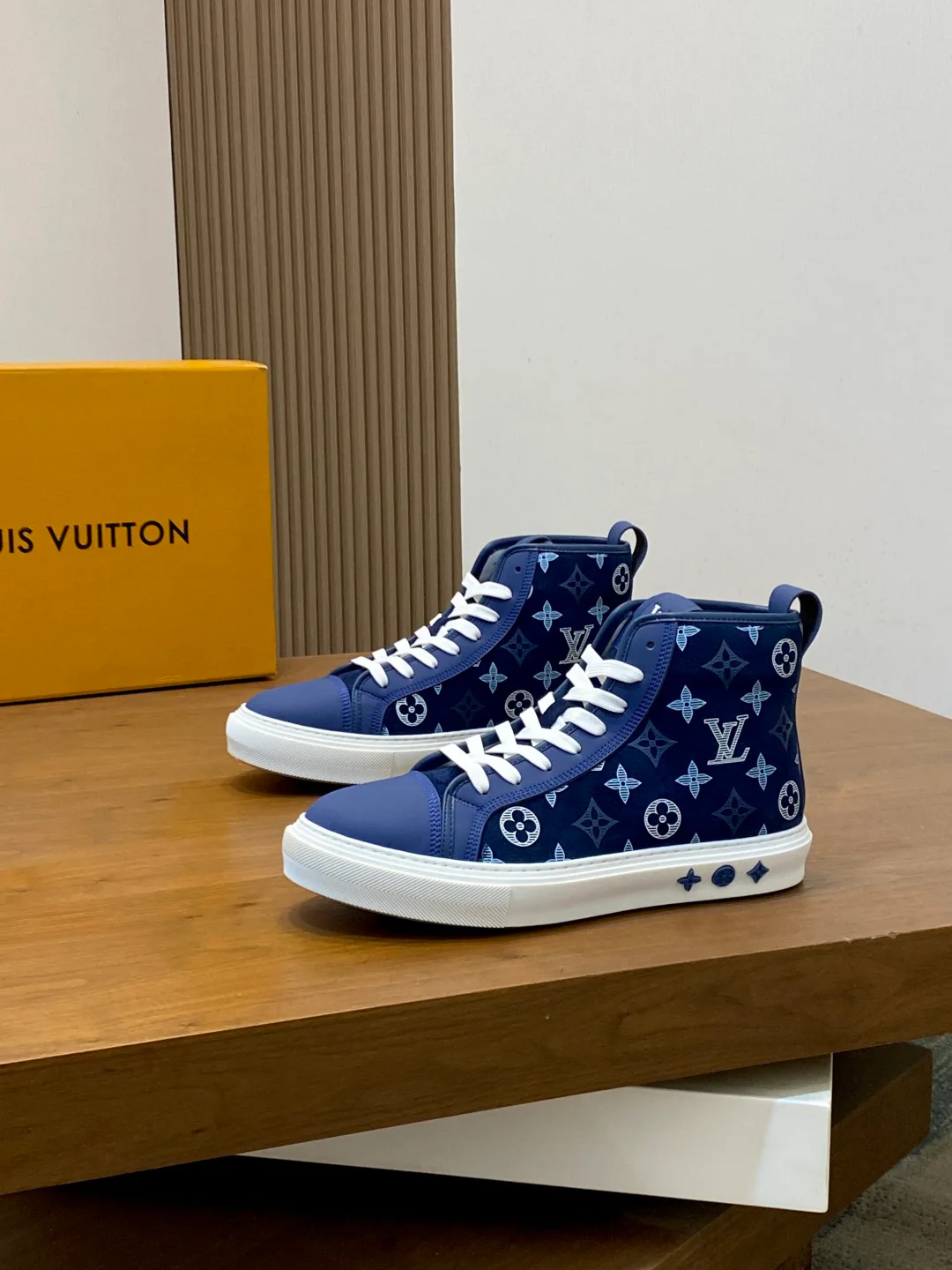 Men's Sneakers LOUIS VUITTON 18363476
