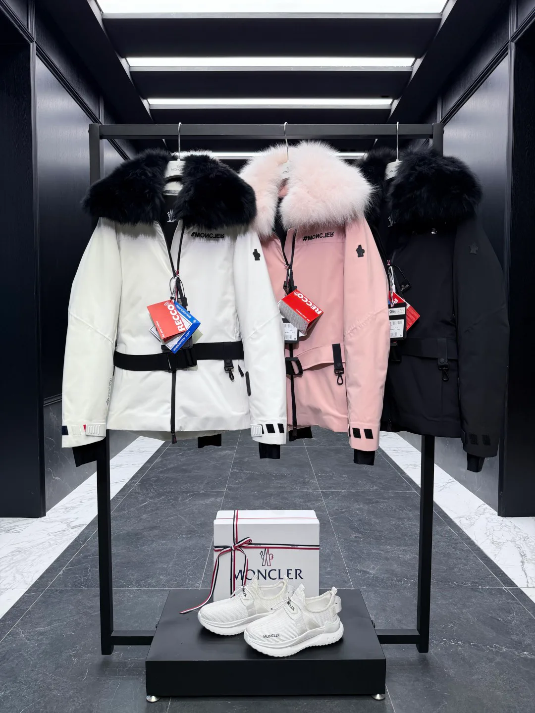 Women's Jackets And Down Jackets MONCLER 18133611