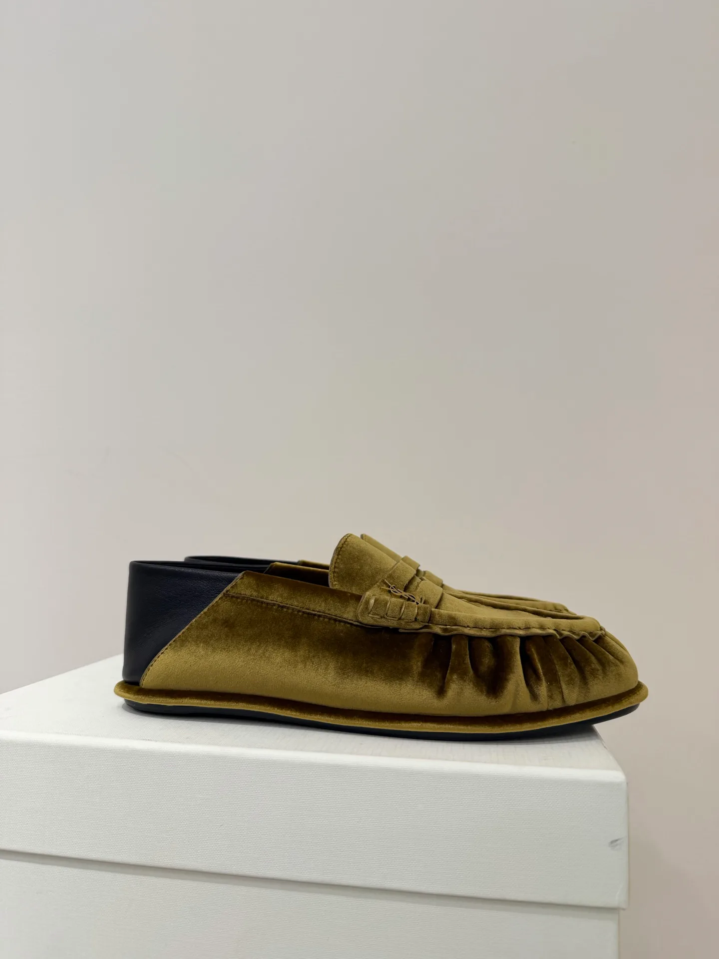 Women's Loafers And Moccasins SAINT LAURENT 18195678