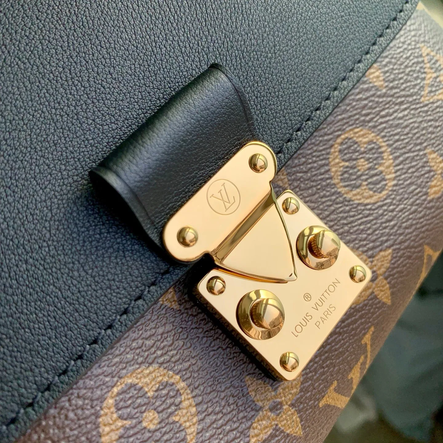 Women's Classic Handbags LOUIS VUITTON 18412602