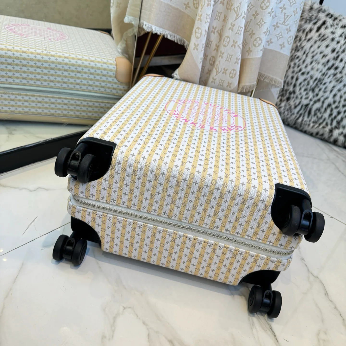 Suitcases LOUIS VUITTON 17675230