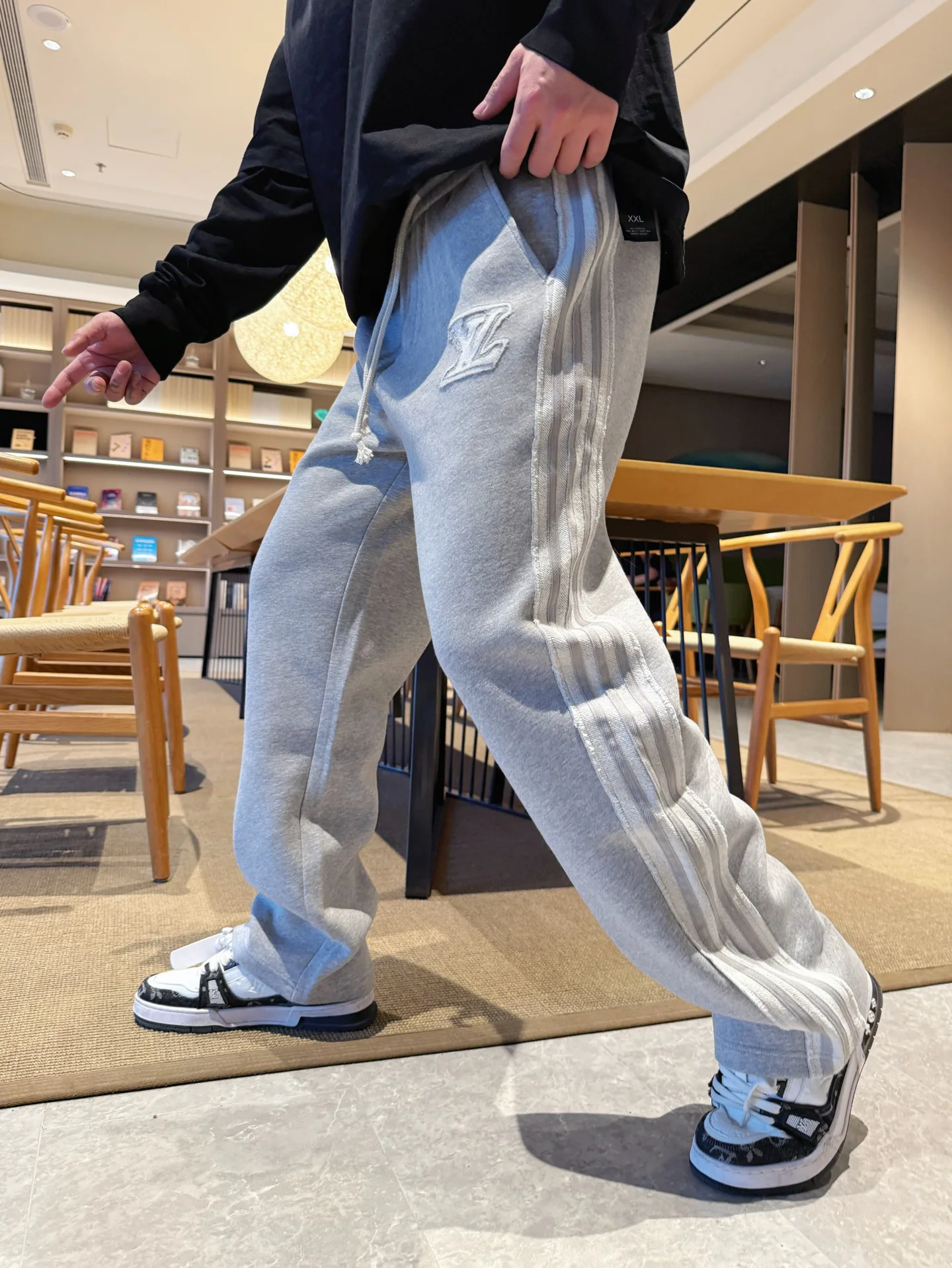 Men's Trousers LOUIS VUITTON 18345809