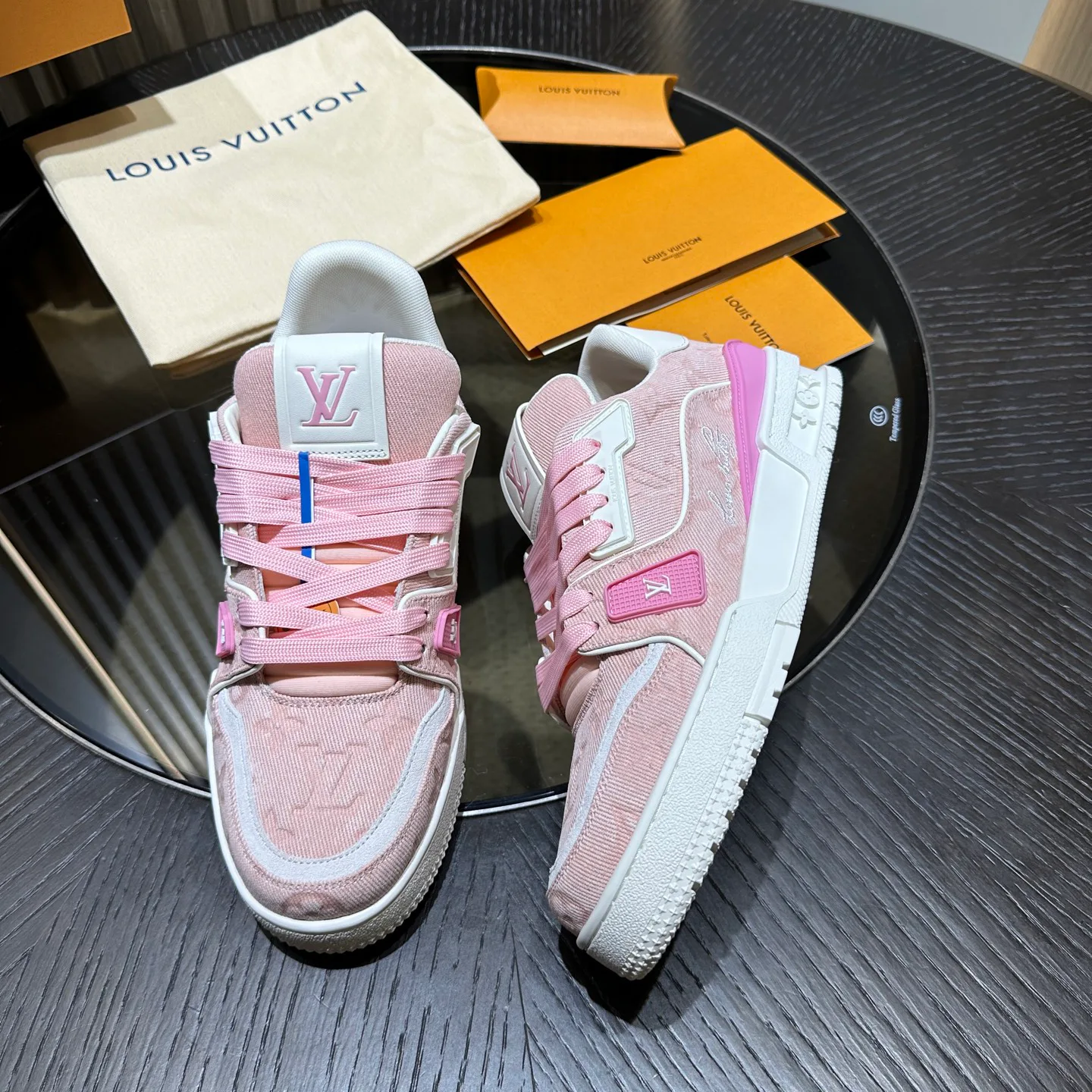 Women's Sneakers LOUIS VUITTON 18192509
