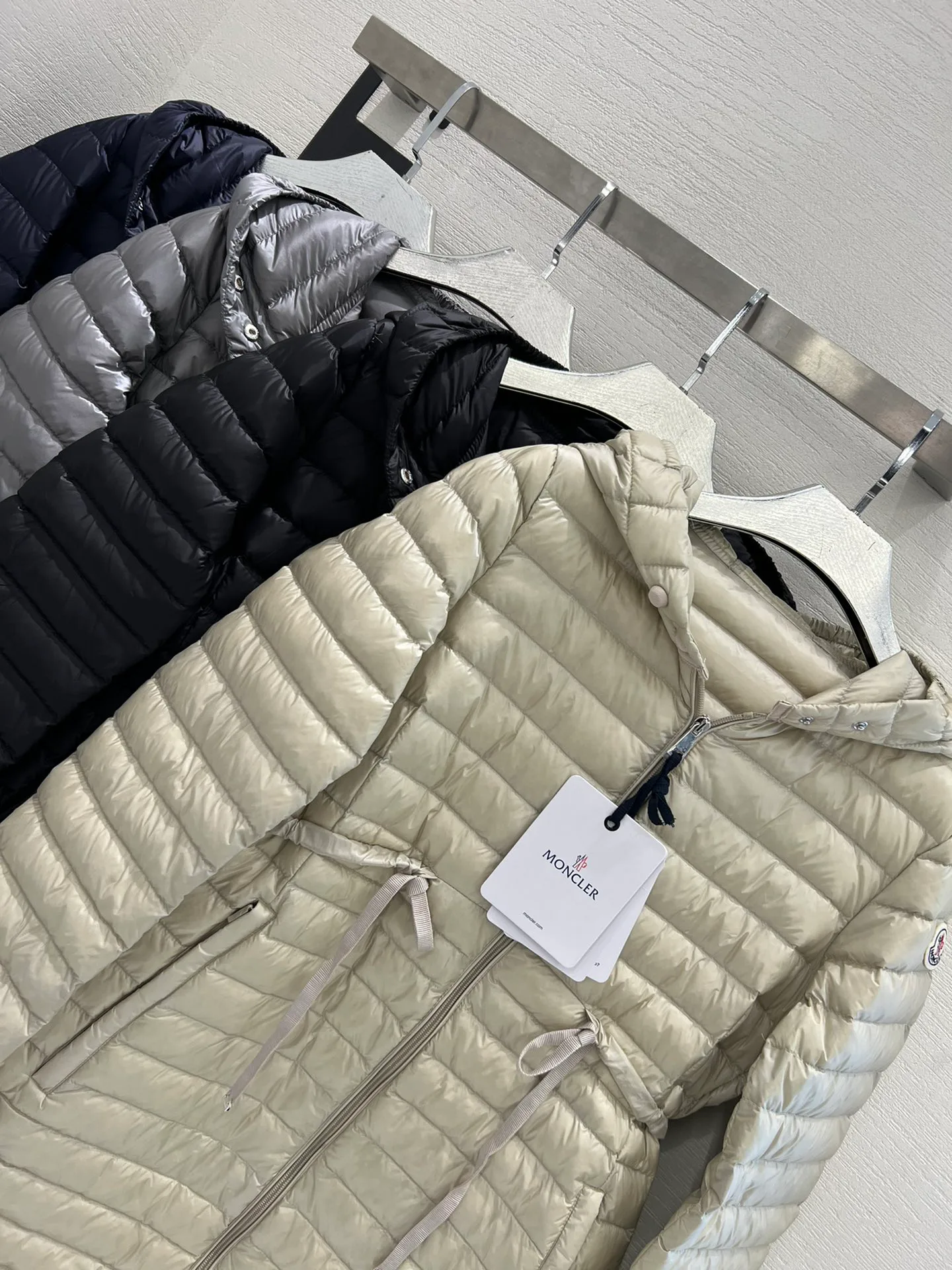 Women's Jackets And Down Jackets MONCLER 18111671
