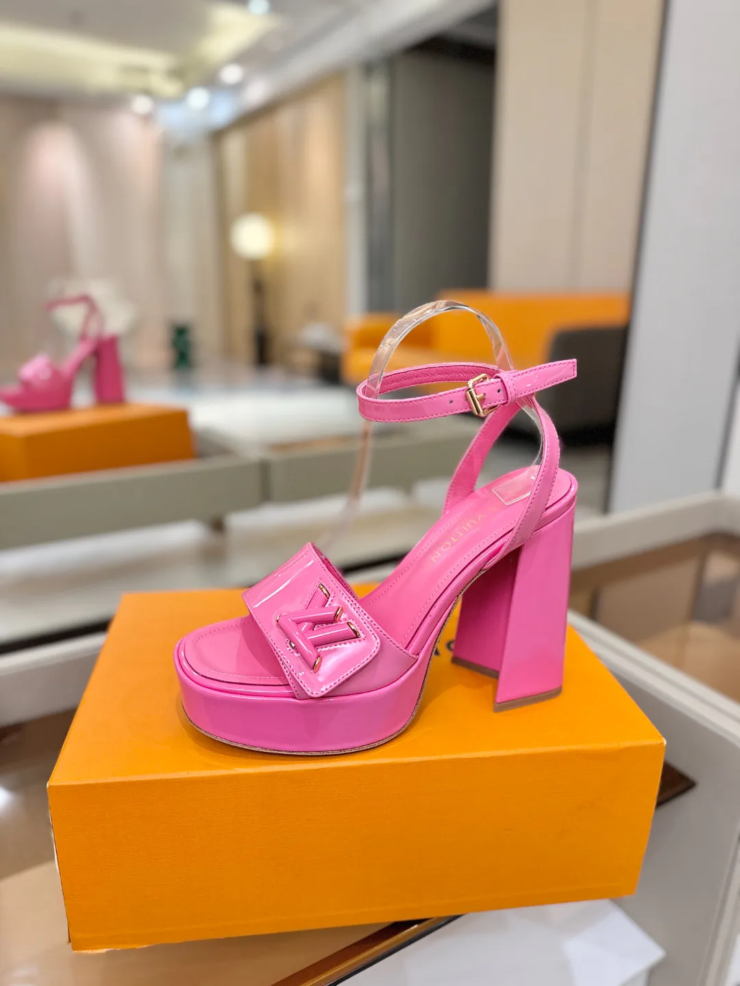 Women's Open-Toe Sandals LOUIS VUITTON 17946859