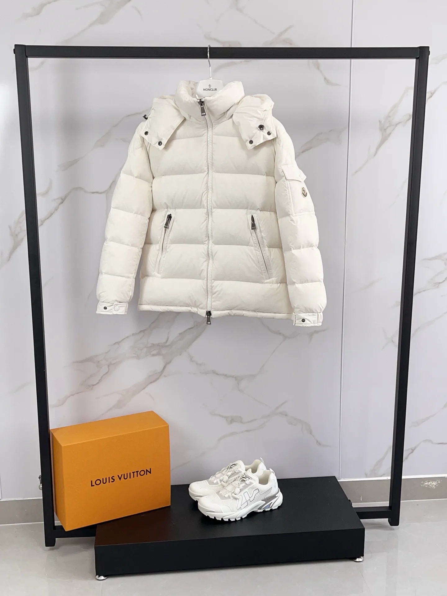 Women's Jackets And Down Jackets MONCLER 18391727